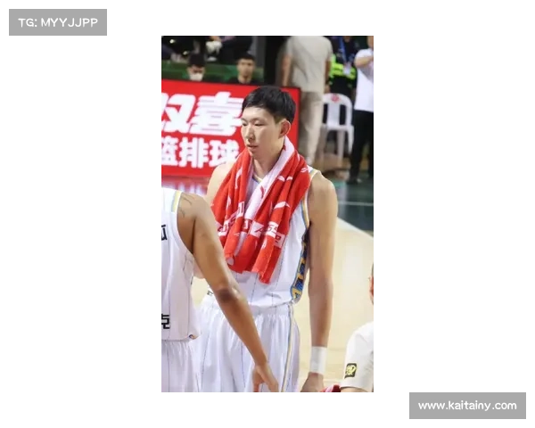 周琦萌娃场边成焦点 与曾凡博互动瞬间温馨点亮NBA中国赛 周琦萌娃场边成焦点 与曾凡博互动瞬间温馨点亮NBA中国赛